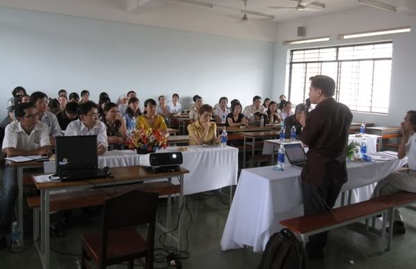 Trao đổi về b&agrave;i b&aacute;o tr&ecirc;n SGGP li&ecirc;n quan tới Khoa VHH