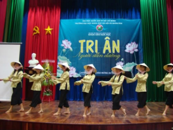 Kỷ niệm 20-11-2010: Chương tr&igrave;nh "Tri &acirc;n người dẫn đường"