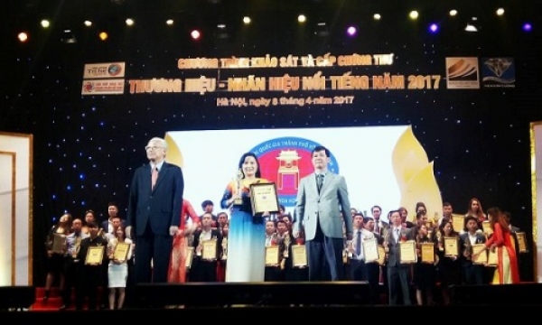 Trường ĐH KHXH&amp;NV nhận chứng thư thương hiệu &ndash; nh&atilde;n hiệu nổi tiếng năm 2017