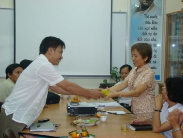 Khoa VHH lưu luyến chia tay với PGS.TS Phan Thu Hiền