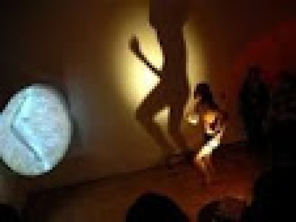 &ldquo;Tr&iacute; tuệ r&aacute;c&rdquo; v&agrave; nghệ thuật tr&igrave;nh diễn ở Việt Nam