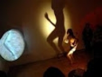 &ldquo;Tr&iacute; tuệ r&aacute;c&rdquo; v&agrave; nghệ thuật tr&igrave;nh diễn ở Việt Nam