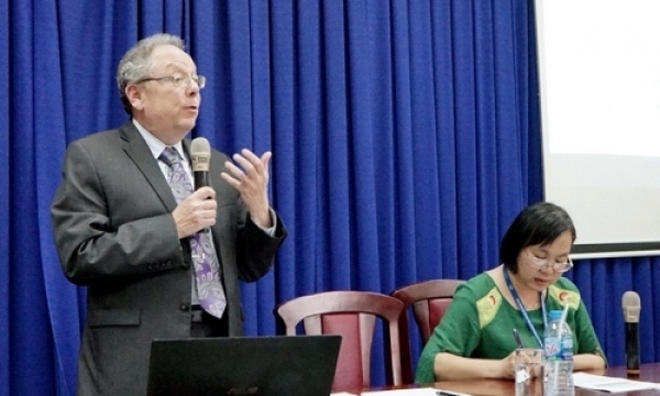 GS.TS. Andrew D. Gordon n&oacute;i chuyện chuy&ecirc;n đề: &ldquo;Du lịch về miền tang thương: Tiếp cận từ g&oacute;c độ To&agrave;n cầu, Quốc gia v&agrave; Địa phương&rdquo;