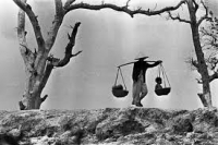 Cao Văn Đức. Đ&ocirc;i quang g&aacute;nh: một biểu tượng của văn ho&aacute; Việt